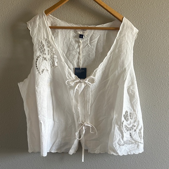 Universal Thread Tops - NWT White Linen Blend Tie-Front Cutwork Tank